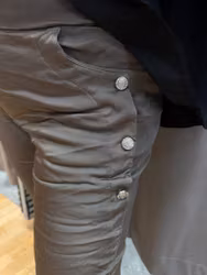 Taupe magiska byxor med silverknappar