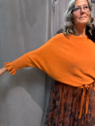 Orange stickad tröja med volangärm