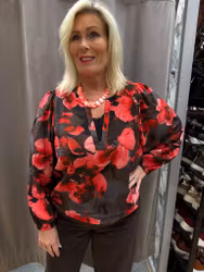 Brun blus med röda blommor