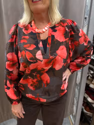 Brun blus med röda blommor