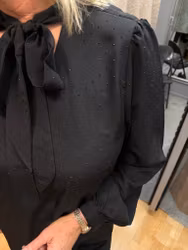 Svart blus med strass och knytband