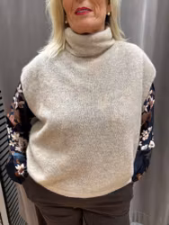 Beige stickad väst med polokrage