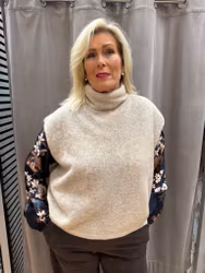 Beige stickad väst med polokrage
