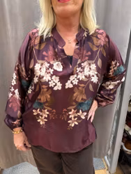 Bordeaux blommig satinblus