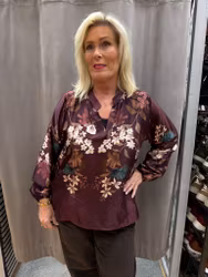 Bordeaux blommig satinblus