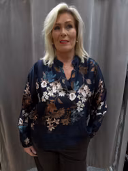 Blå blommig satinblus