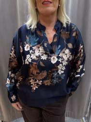 Blå blommig satinblus