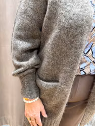 Stickad långkofta i taupe