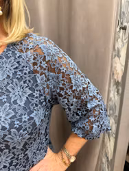 Ljusblå spetsklänning