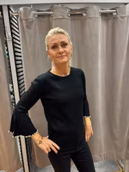 Svart stickad tröja med pärldetaljer