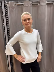 Vit stickad tröja med pärldetaljer