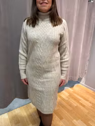 Beige kabelstickad poloklänning