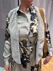 Beige fuskpälsväst