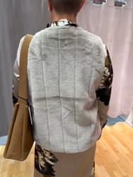 Beige fuskpälsväst
