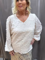 Cremevit blus med 3D-textur och vida ärmar