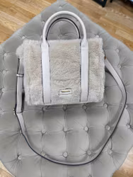 Beige väska med fuskpäls och axelrem