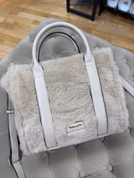 Beige väska med fuskpäls och axelrem