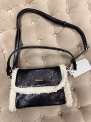 Svart väska med fuskpälsdetaljer och axelrem
