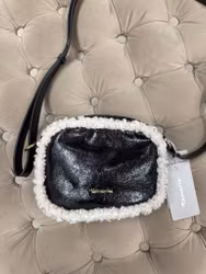 Liten svart crossbody-väska med fuskpälsdetaljer