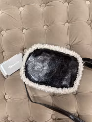 Liten svart crossbody-väska med fuskpälsdetaljer