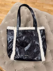Väska – Svart shopper med teddy-detaljer