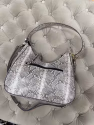 Axelväska i ormmönstrad design