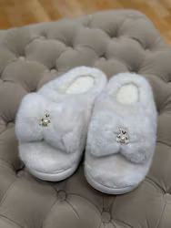 Vita Fluffiga tofflor