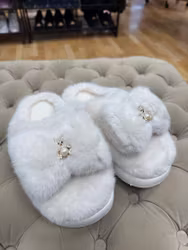 Vita Fluffiga tofflor