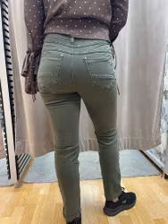 Olivgröna byxor med dekorativa knappar