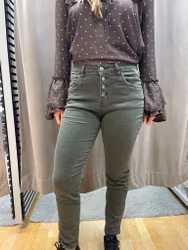 Olivgröna byxor med dekorativa knappar