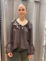 Brunprickig blus med volanger och vida ärmar