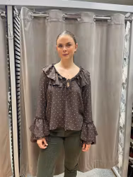 Brunprickig blus med volanger och vida ärmar