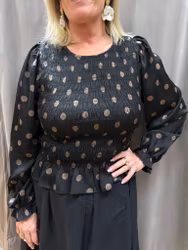 Svart prickig blus med smockdetaljer