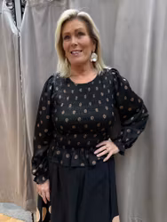 Svart prickig blus med smockdetaljer