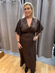 Brun mönstrad långklänning i satin