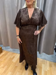 Brun mönstrad långklänning i satin