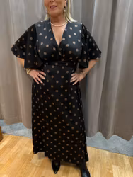 Prickig långklänning i satin