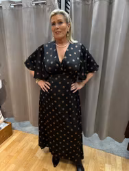 Prickig långklänning i satin