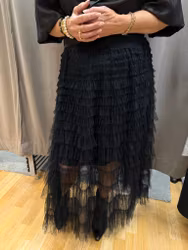 Svart tyllkjol med volanger