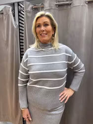 Grå stickad tröja med vita ränder