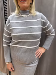 Grå stickad tröja med vita ränder