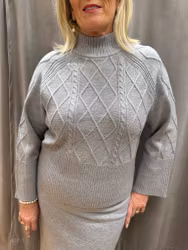 Grå stickad tröja med mönster