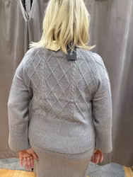 Grå stickad tröja med mönster