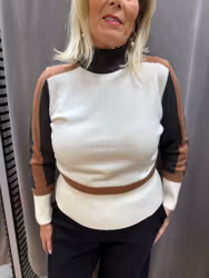 Stickad tröja med ränder i grått och brunt