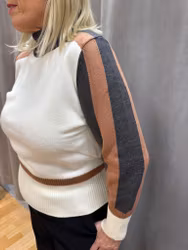 Stickad tröja med ränder i grått och brunt