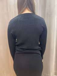 Svart smalstickad tröja med ribbstruktur