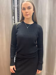 Svart smalstickad tröja med ribbstruktur
