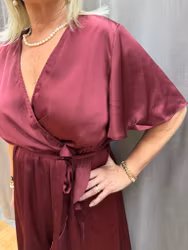 Röd omlott klänning i satin