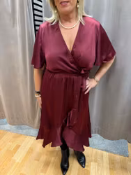 Röd omlott klänning i satin