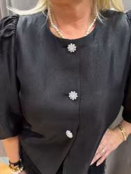 Svart festjacka med puffärm och knappar